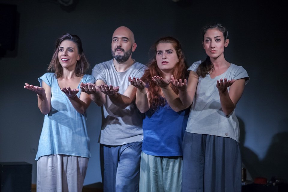 Οσοι θεατές επιθυμούν να αφηγηθούν μια ιστορία από τη ζωή τους, έχουν τη ευκαιρία να δούν μια θεατρική της εκδοχή που μπορεί να ταυτίζεται με το βίωμά τους