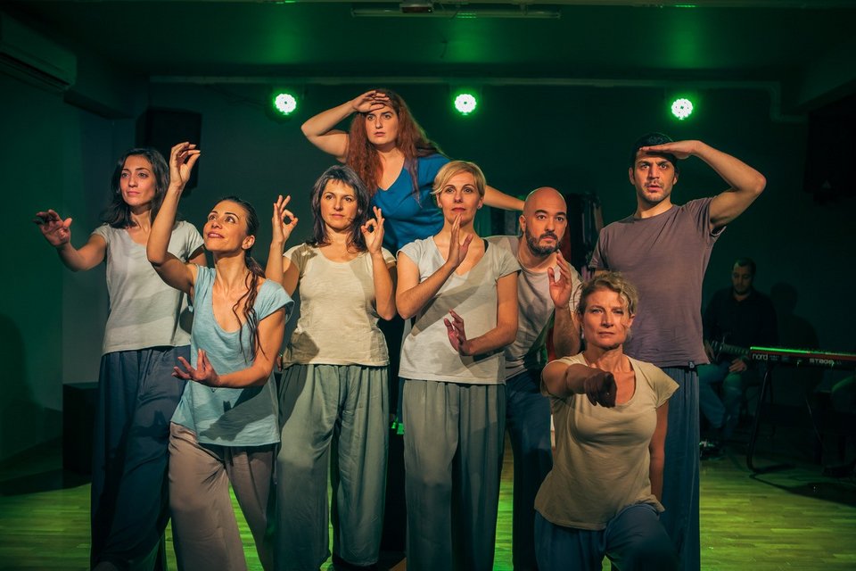 Παίζουν εναλλάξ: Χριστίνα Φραγκιαδάκη, Βέρα Λάρδη, Χρήστος Θεοχαρόπουλος, Μαργαρίτα Καστρινού, Μαρία Μαραγκοπούλου, Άρτεμις Χατζηαργυρίου, Κατερίνα Webster, Σάββας Βασιλειάδης