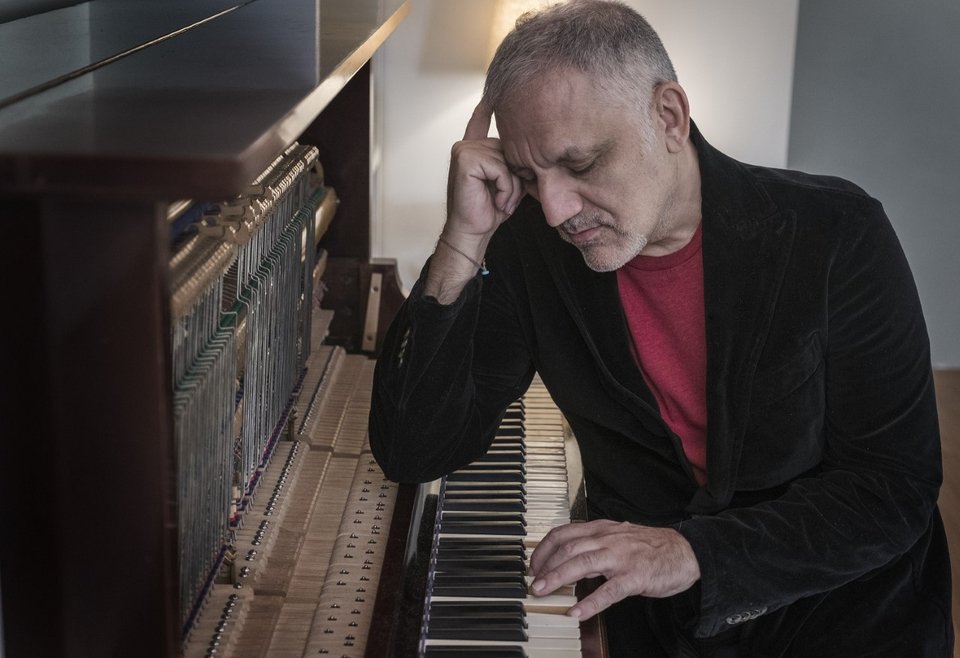 Ο Νίκος Πορτοκάλογλου μπήκε στα 60 και το γιορτάζει στο θέατρο Βράχων [εικόνες]  | iefimerida.gr 0