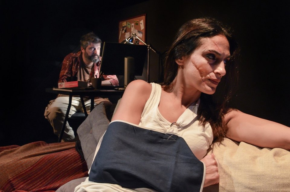 Η Σάρα, αναρρώνει μετά τον σοβαρό τραυματισμό της στον πόλεμο στη Συρία, που κάλυπτε σαν φωτορεπόρτερ. Μαζί της, ο Τζέιμς, ο σύντροφός της, πολεμικός ανταποκριτής του C.N.N., συγγραφέας και ακτιβιστης