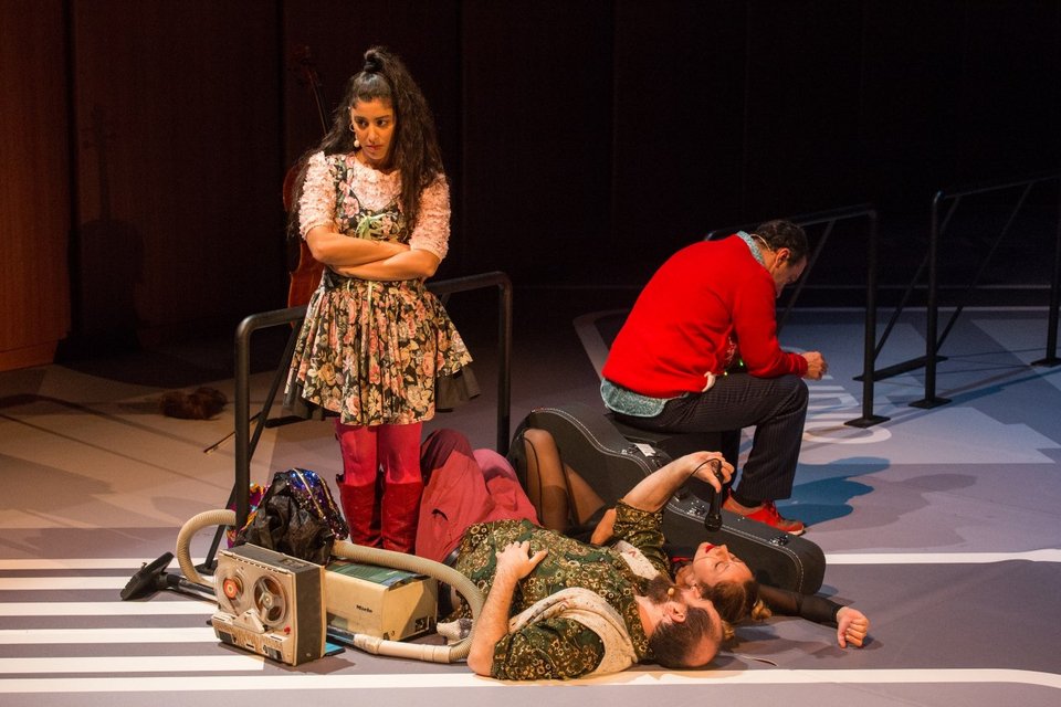 Τα πρόσωπα, τελείως καθημερινά, μιλούν, κι όπου δεν τους φτάνουν τα λόγια τραγουδούν, και βέβαια, όπως το θέλει η ιδιαιτερότητα του έργου, όλοι μα όλοι παίζουν εξαιρετικά κιθάρες, βιολιά, ακορντεόν, τσέλο, μαντολίνα και πιάνο και πάλι τραγουδούν και πάλι μιλούν και ούτω καθεξής έως το χαρούμενα λυπητερό τέλος