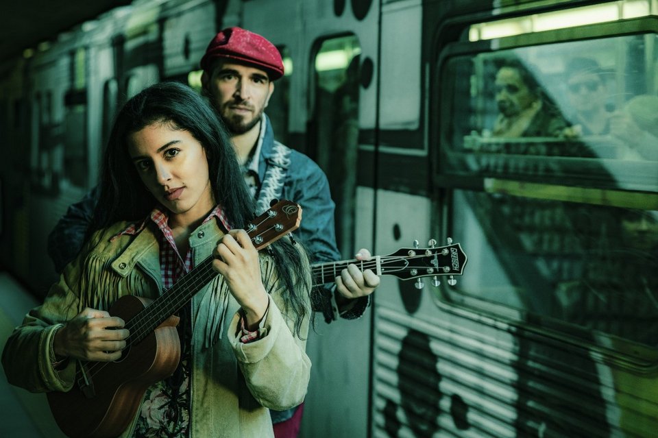 Οι τραγουδιστές-ηθοποιοί αναλαμβάνουν και τον δύσκολο ρόλο των μουσικών της ορχήστρας, ερμηνεύοντας ταυτόχρονα τα τραγούδια και τη μουσική επί σκηνής!