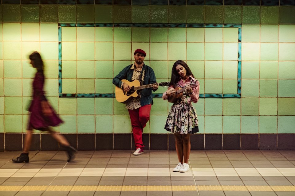 Το έργο αφηγείται μια ιστορία αγάπης ανάμεσα σε έναν Ιρλανδό μουσικό και μια Τσέχα μετανάστρια που συναντιούνται στους δρόμους του Δουβλίνου και μοιράζονται το κοινό τους πάθος για φολκ-ροκ τραγούδια