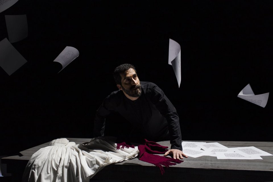 Ένα δρώμενο σύγχρονης μουσικής το οποίο αναπτύσσεται στο πεδίο συνάντησης και ψυχικής έντασης του ήρωα με την Ιστορία