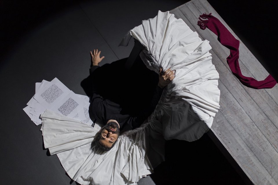 Στον ρόλο του Μακρυγιάννη ο Ζαχαρίας Καρούνης, ένας σημαντικός ερμηνευτής της νέας γενιάς με έμφυτη θεατρικότητα