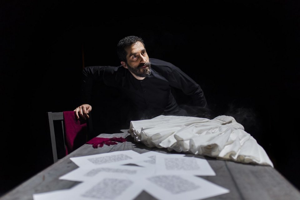 Η Εναλλακτική Σκηνή της Εθνικής Λυρικής Σκηνής παρουσιάζει μια όπερα για τον Στρατηγό Μακρυγιάννη σε μουσική και σύλληψη του καταξιωμένου συνθέτη Δημήτρη Μαραγκόπουλου και σε λιμπρέτο του συγγραφέα Αλέκου Λούντζη