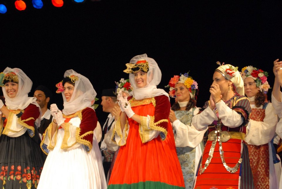 Μαθαίνουμε 70 παραδοσιακούς χορούς στο Κέντρο Πολιτισμού Ιδρυμα Νιάρχος [πρόγραμμα] | iefimerida.gr 0