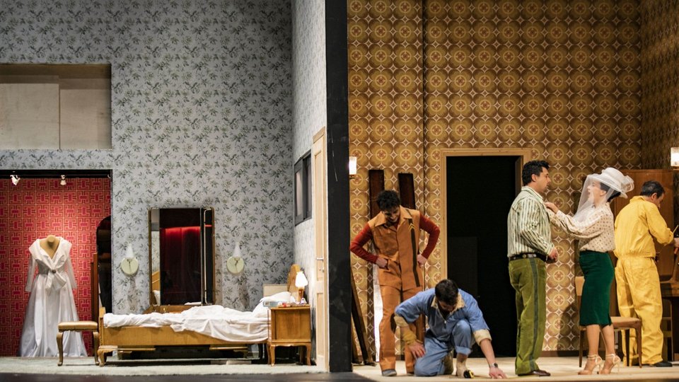 Μέσα του 18ου αιώνα, στο παλάτι του Κόμη Αλμαβίβα έξω από τη Σεβίλλη. Ο Φίγκαρο, θαλαμηπόλος του Κόμη, και η Σουζάννα, καμαριέρα της Κόμησσας, κάνουν τις τελευταίες ετοιμασίες στο δωμάτιο που θα μείνουν μετά τον γάμο τους