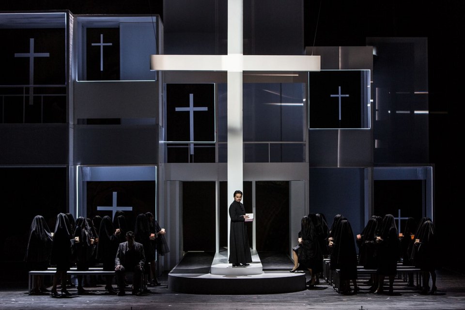 Τη Μανόν ερωτεύτηκε παράφορα ο ιππότης Ντε Γκριέ, ο οποίος κατέστρεψε τη ζωή του ακολουθώντας την αγαπημένη του