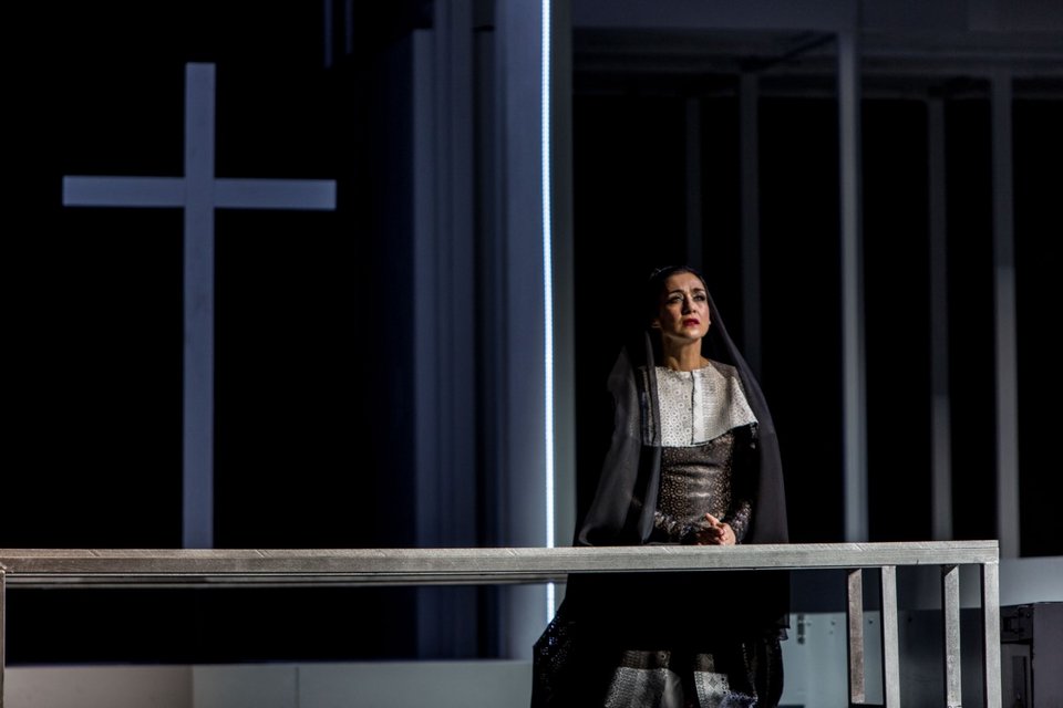 Ο Ντε Μπρετινύ, ένας ευγενής, μαζί με τον υπουργό των Οικονομικών Γκυγιό και τρεις νεαρές, τη Ζαβότ, την Πουσέτ και τη Ροζέτ, έρχονται να δειπνήσουν, ενώ το πλήθος παρατηρεί την άφιξη της άμαξας από το Αρράς, πόλη στη βόρεια Γαλλία. Ανάμεσα στον κόσμο είναι και ο Λεσκώ, ο οποίος περιμένει τη νεαρή εξαδέλφη του προκειμένου να την οδηγήσει σε μοναστήρι. Η κοπέλα φτάνει και είναι σαστισμένη. Βλέποντάς την, όμορφη και δροσερή, ο Γκυγιό δεν χάνει χρόνο: της λέει πως είναι προτιμότερο αντί να κλειστεί σε μοναστήρι να τον ακολουθήσει στο Παρίσι, όπου της υπόσχεται πλούσια ζωή