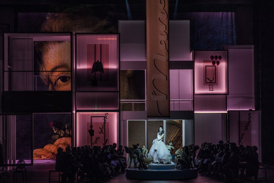 Η υπόθεση της Μανόν αφορά τη σύντομη ζωή της επαρχιωτοπούλας Μανόν Λεσκώ, η οποία πόθησε τα πλούτη και τη μεγάλη ζωή στο Παρίσι