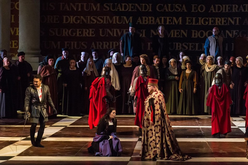 Με τον Σιμόν Μποκκανέγκρα ο Τζουζέππε Βέρντι έπλασε έναν από τους πιο εντυπωσιακούς ρόλους για φωνή βαρύτονου. Μέσα από το στόμα του ιστορικού δόγη της Γένοβας ο Βέρντι μπόρεσε να εκφράσει την πολιτική του σκέψη και τα ιδανικά του για μια Ιταλία ενωμένη, μακριά από αδελφοκτόνους πολέμους. Ο Σιμόν Μποκκανέγκρα ανέβηκε για πρώτη φορά στον Φοίνικα της Βενετίας στις 12 Μαρτίου 1857