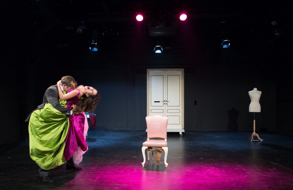 «Ράφτης Κυριών» -Η επιτυχία του χειμώνα στο θέατρο Βράχων [εικόνες]  | iefimerida.gr 0