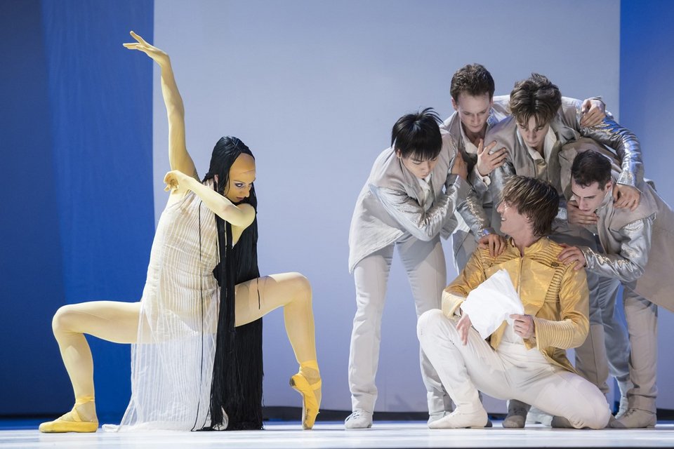 Επί σκηνής μια αφαιρετική και συμβολική προσέγγιση της Σταχτοπούτας 