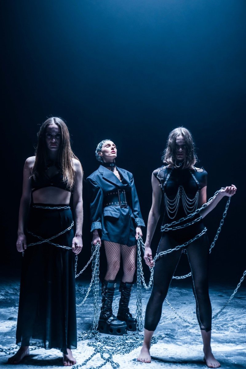 Η Τάμτα αλλάζει διάφορα στυλ επί σκηνής