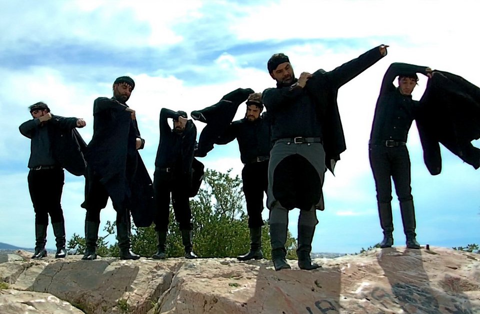 27 χορευτές αναβιώνουν τη Μάχη της Κρήτης -Βομβαρδισμοί, εκτελέσεις, έρωτες [εικόνες & βίντεο] | iefimerida.gr 0