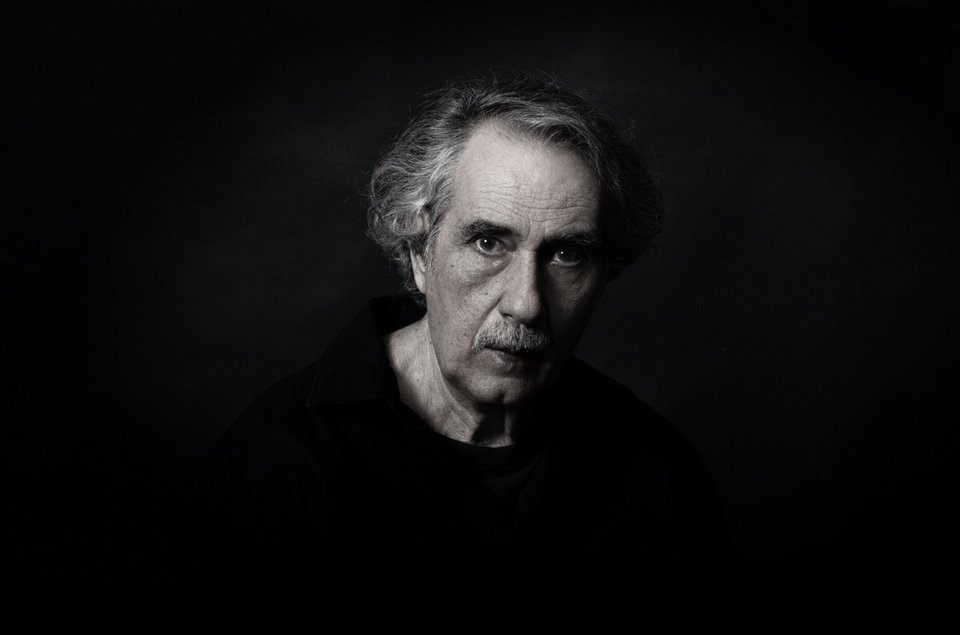 Το Ελεύθερο Θέατρο γεννήθηκε από την επιθυμία μας και τον «έρωτά» μας και ταυτόχρονα την απελπισία μας, γιατί δεν είχαμε στον ήλιο μοίρα.  Για μήνες συζητούσαμε ποιο έργο θα ανεβάσουμε και πώς. Και ταυτόχρονα πεινάγαμε