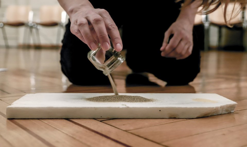 Μια ασυνήθιστη περφόρμανς εκτυλίσσεται μέσα και έξω από το Κτίριο Τσίλλερ του Εθνικού [εικόνες] | iefimerida.gr 0