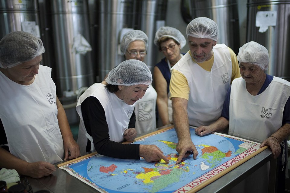 Σε ένα χωριό του θεσσαλικού κάμπου που αργοπεθαίνει, δύο ξαδέλφια και πέντε γυναίκες, αποφασίζουν να κάνουν μια νέα αρχή. Με λίγη βοήθεια από τη μουσική του Βάγκνερ που παίζουν στα χωράφια και τις ιστορίες που διηγούνται για να πάρουν κουράγιο, επιχειρούν να διεισδύσουν στην παγκόσμια αγορά με τη βιολογική καλλιέργεια