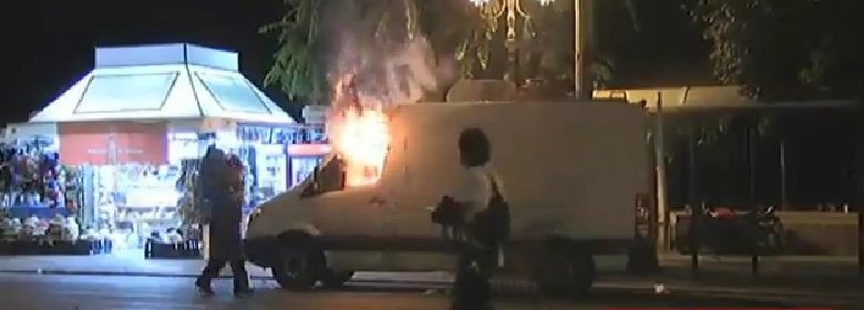 Επεισόδια με μολότοφ και χημικά στο κέντρο της Αθήνας -Εκαψαν βαν τηλεοπτικού σταθμού [εικόνες & βίντεο] | iefimerida.gr 13