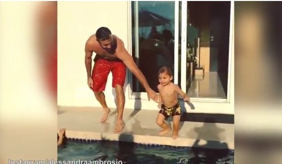 Αλεσάντρα Αμπρόσιο: Το μαγιό με τα σέξι κοψίματα που αναστάτωσε τη Βραζιλία [εικόνες]  | iefimerida.gr 4