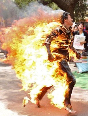 Αυτοπυρπολήθηκε για την πολιτική της Κίνας στο Θιβέτ [εικόνες & βίντεο] | iefimerida.gr 0