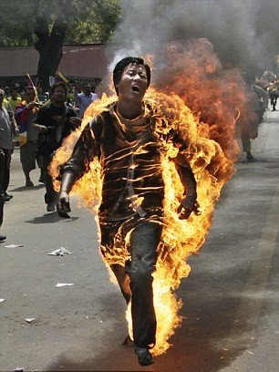 Αυτοπυρπολήθηκε για την πολιτική της Κίνας στο Θιβέτ [εικόνες & βίντεο] | iefimerida.gr 1