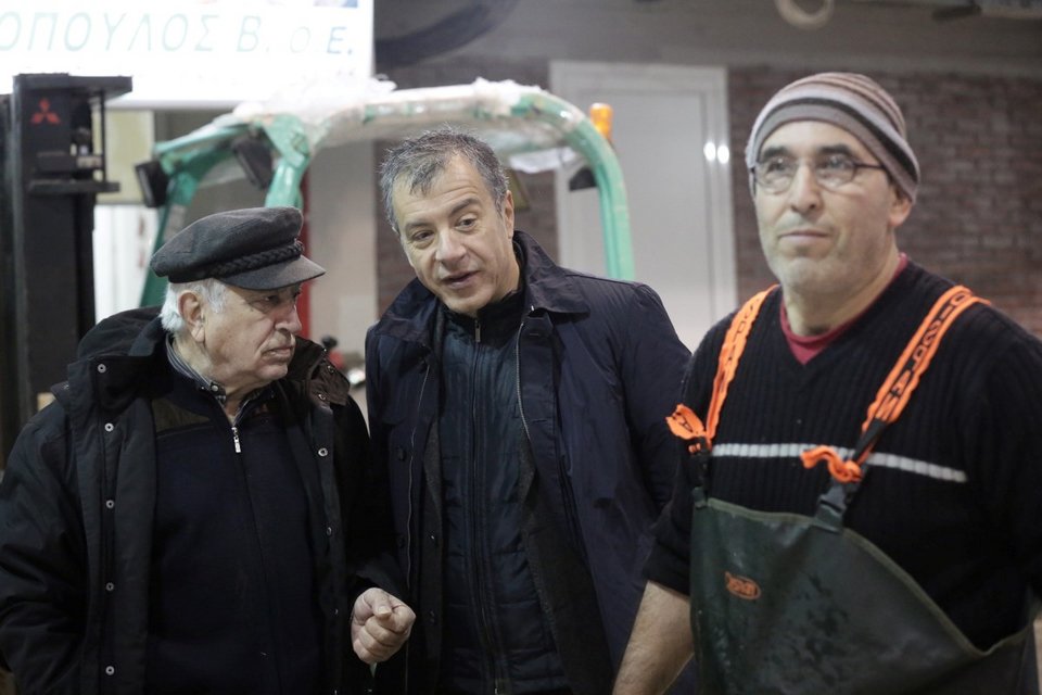 Στην Ιχθυόσκαλα Καβάλας, από τα ξημερώματα, ο Σταύρος Θεοδωράκης [εικόνες] | iefimerida.gr 1