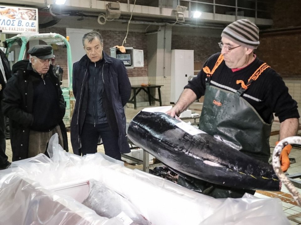 Στην Ιχθυόσκαλα Καβάλας, από τα ξημερώματα, ο Σταύρος Θεοδωράκης [εικόνες] | iefimerida.gr 0