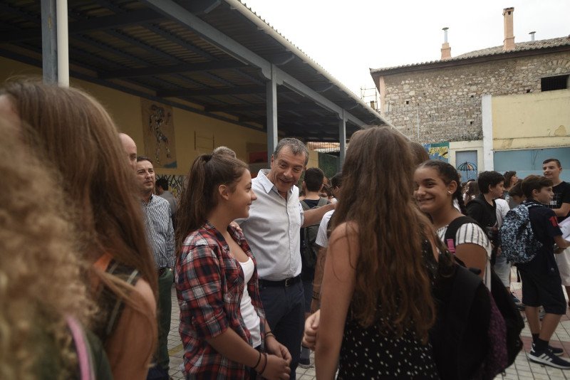 Στον αγιασμό του Α' Πειραματικού Γυμνασίου στην Πλάκα ο Θεοδωράκης | iefimerida.gr 1