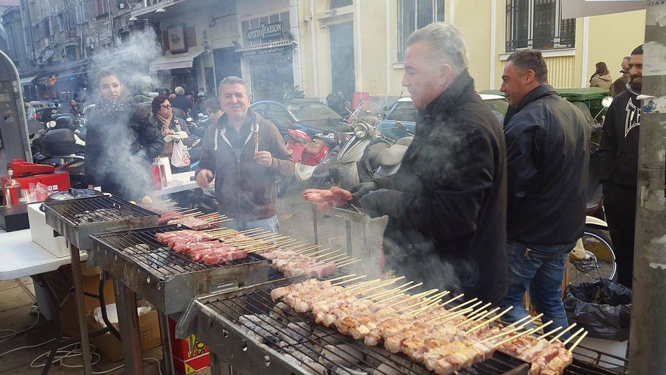 Θεσσαλονίκη: Εστησαν Χριστουγεννιάτικο γλέντι στους δρόμους [εικόνες & βίντεο]  | iefimerida.gr 0