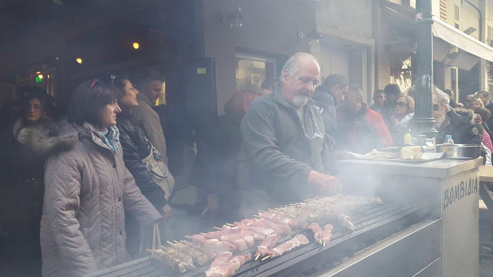 Θεσσαλονίκη: Εστησαν Χριστουγεννιάτικο γλέντι στους δρόμους [εικόνες & βίντεο]  | iefimerida.gr 1