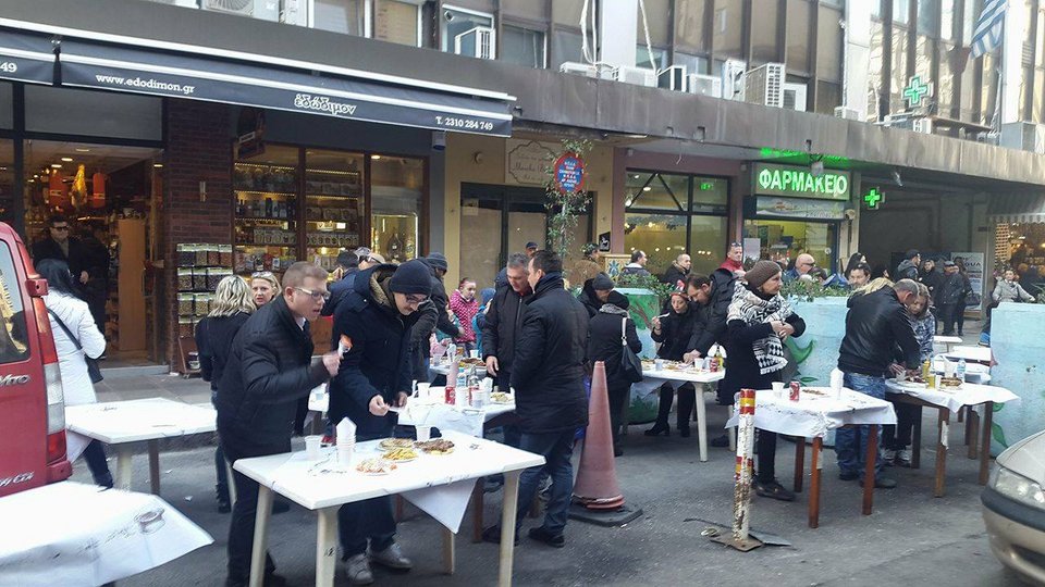Θεσσαλονίκη: Εστησαν Χριστουγεννιάτικο γλέντι στους δρόμους [εικόνες & βίντεο]  | iefimerida.gr 2