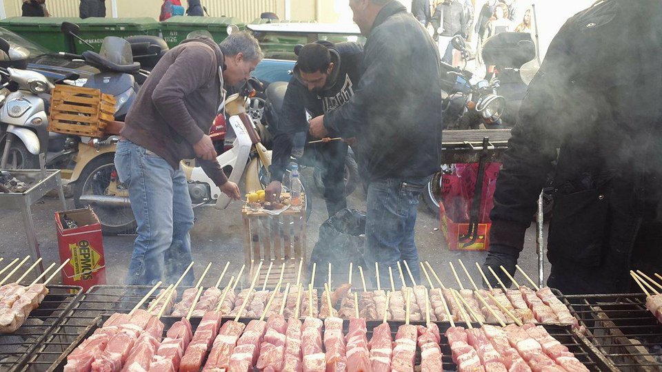 Θεσσαλονίκη: Εστησαν Χριστουγεννιάτικο γλέντι στους δρόμους [εικόνες & βίντεο]  | iefimerida.gr 3