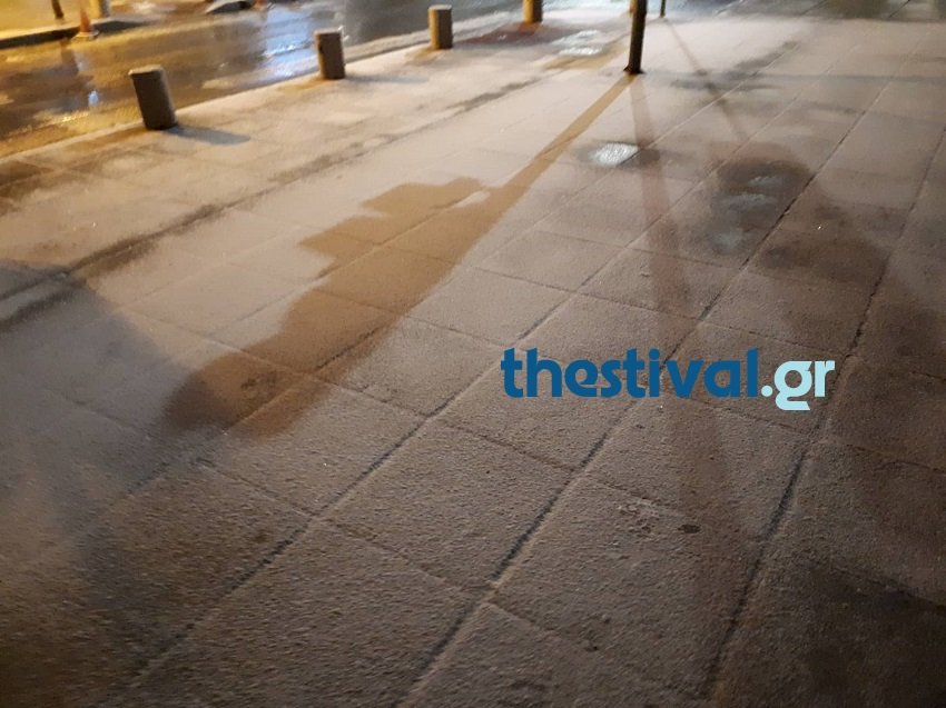 Στα λευκά ξύπνησε η Θεσσαλονίκη. το χιόνι κάλυψε αυτοκίνητα και πεζοδρόμια