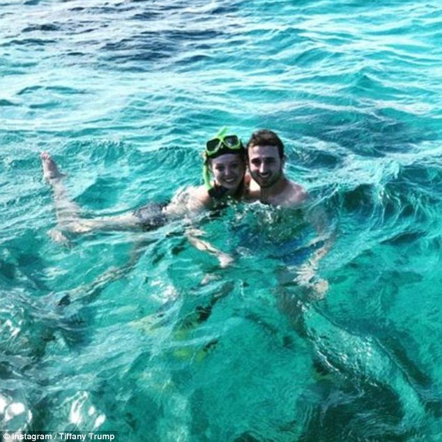 Η τολμηρή μικρή κόρη του Τραμπ -Κολυμπάει μαζί με καρχαρίες [εικόνες] | iefimerida.gr 0