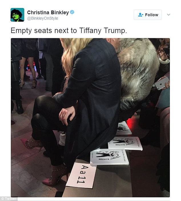 Η επίδειξη μόδας που θα θυμάται για πάντα η κόρη του Τραμπ- Δεν ήθελε να κάτσει κανείς δίπλα της [εικόνες] | iefimerida.gr 2