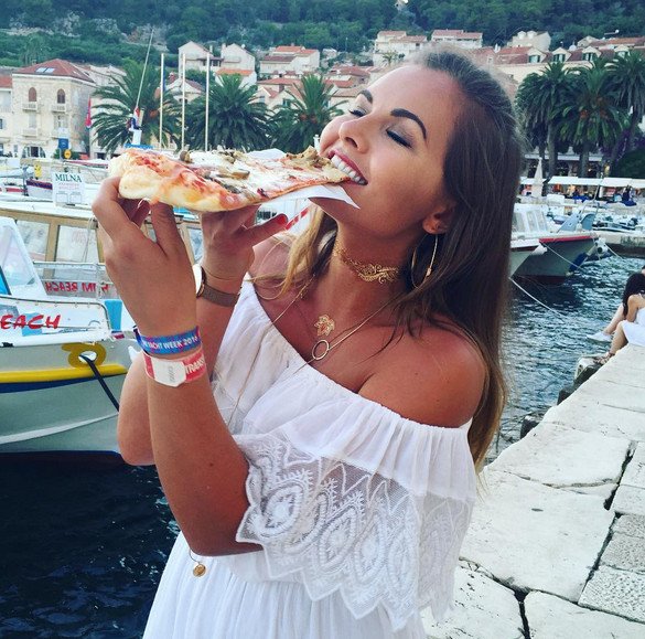 Fitness μπλόγκερ δείχνει την κοιλιά της μετά το φαγητό και το Ιντερνετ την προσκυνάει [εικόνες] | iefimerida.gr 1