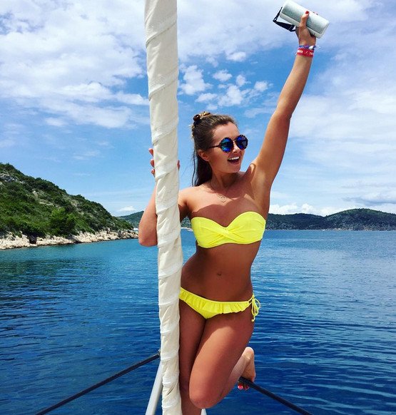 Fitness μπλόγκερ δείχνει την κοιλιά της μετά το φαγητό και το Ιντερνετ την προσκυνάει [εικόνες] | iefimerida.gr 2