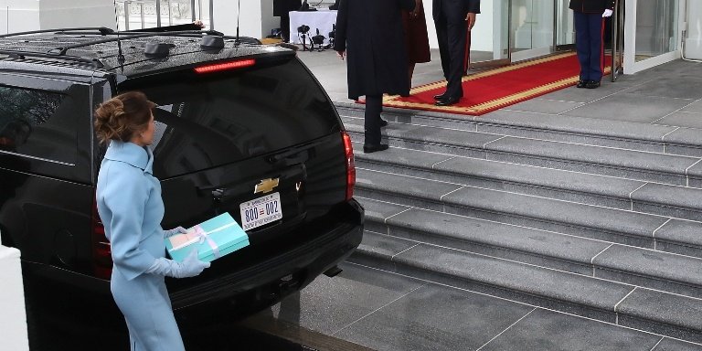 Το δώρο-μυστήριο που πρόσφερε η Μελάνια Τραμπ στη Μισέλ Ομπάμα [εικόνες & βίντεο] | iefimerida.gr 5