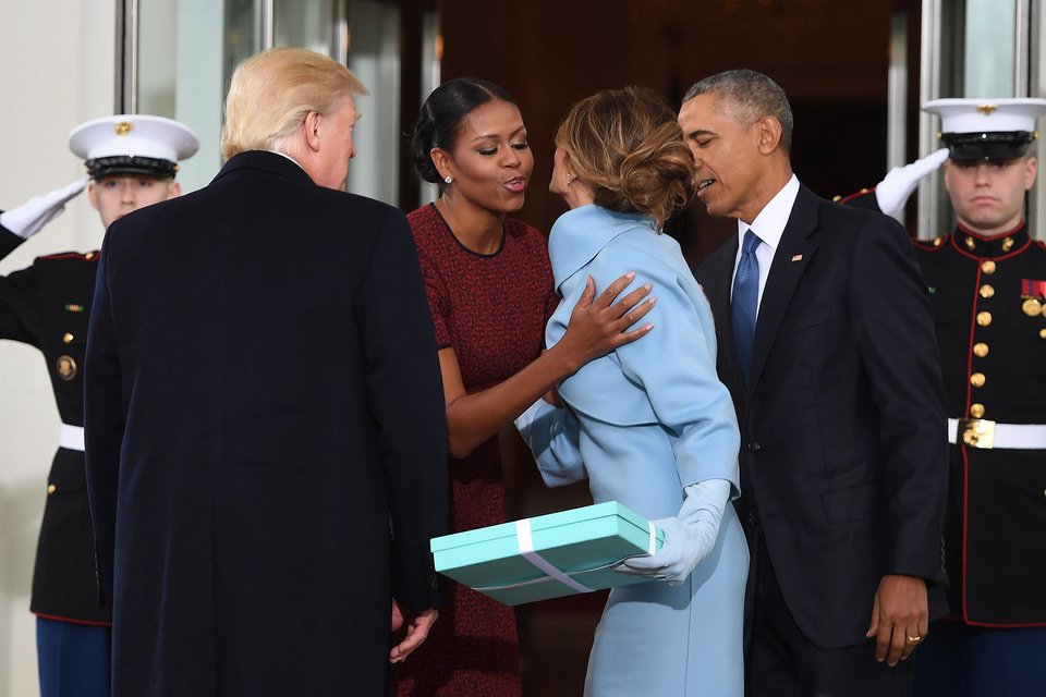 Το δώρο-μυστήριο που πρόσφερε η Μελάνια Τραμπ στη Μισέλ Ομπάμα [εικόνες & βίντεο] | iefimerida.gr 4
