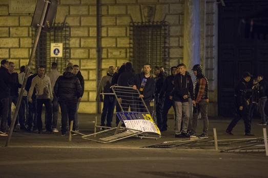 Επεισόδια στο κέντρο της Ρώμης - 500 οπαδοί της Φέγενορντ προκάλεσαν πανικό ενόψει του ματς με τη Ρόμα [εικόνες] | iefimerida.gr 0