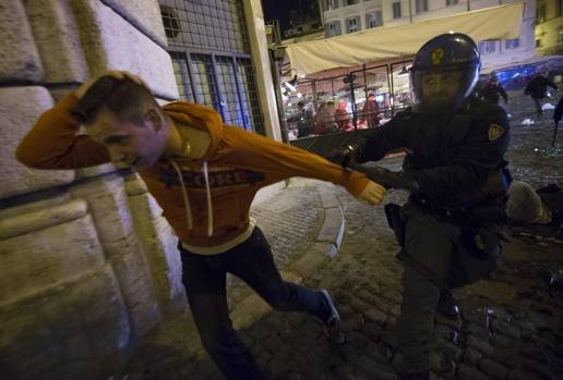 Επεισόδια στο κέντρο της Ρώμης - 500 οπαδοί της Φέγενορντ προκάλεσαν πανικό ενόψει του ματς με τη Ρόμα [εικόνες] | iefimerida.gr 4