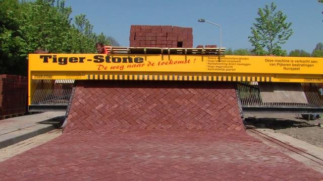 Το μηχάνημα που... τυπώνει δρόμους [εικόνες&βίντεο] | iefimerida.gr 0