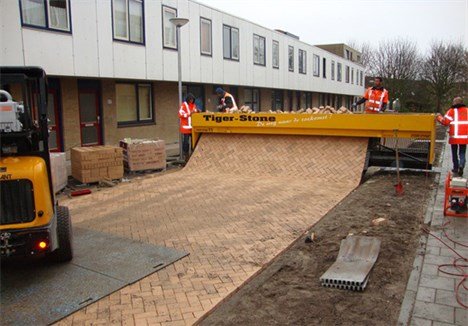 Το μηχάνημα που... τυπώνει δρόμους [εικόνες&βίντεο] | iefimerida.gr 1