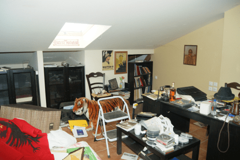 Μυστήριο: Ο Χρήστος Παππάς εκτός από όπλα και ναζιστικά σύμβολα έκρυβε στο σπίτι του και μία λούτρινη τίγρη [εικόνες] | iefimerida.gr 1