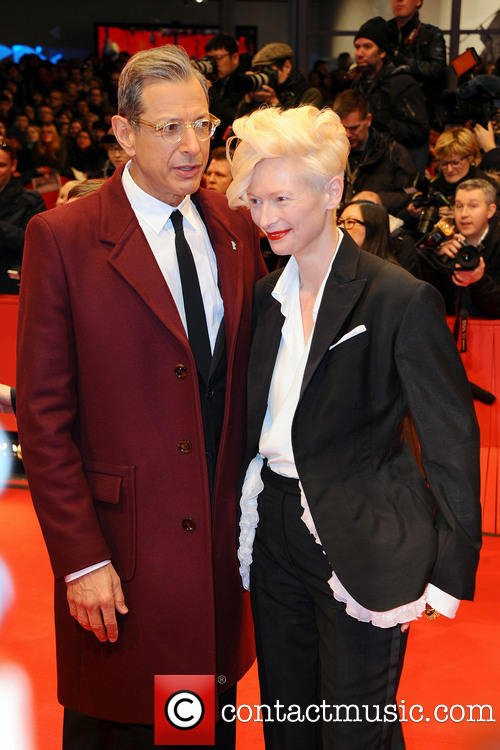 H Tilda Swinton λανσάρει τη σαγιονάρα στο κόκκινο χαλί -Η νέα τρέλα [εικόνες] | iefimerida.gr 1