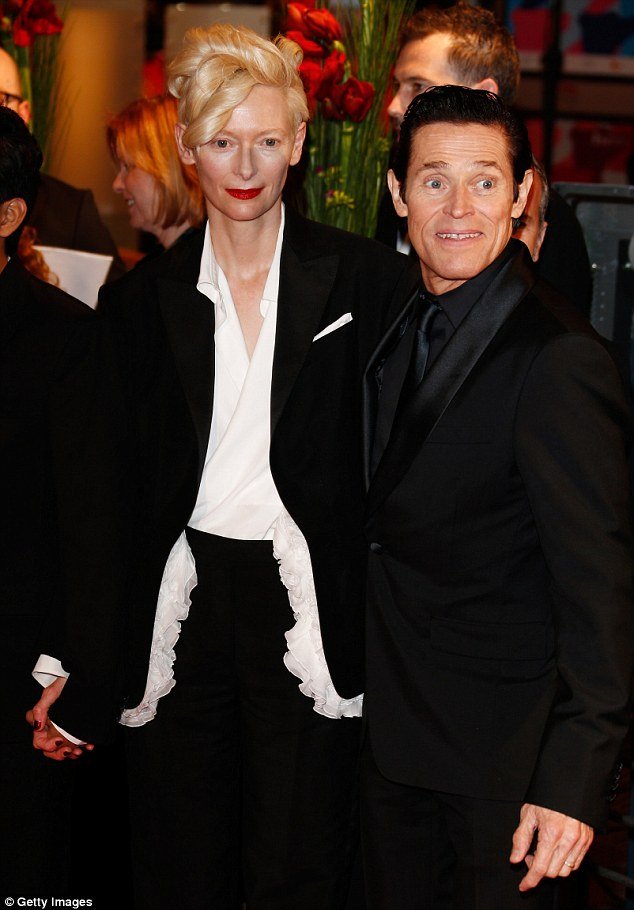 H Tilda Swinton λανσάρει τη σαγιονάρα στο κόκκινο χαλί -Η νέα τρέλα [εικόνες] | iefimerida.gr 4