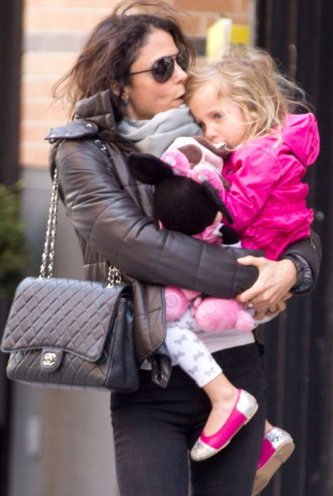 Σάλος στο Διαδίκτυο με την 43χρονη σελέμπριτι που χωράει στα ρούχα της 4χρονης κόρης της -«Στέλνεις λάθος μηνύματα», την κατηγορούν [εικόνες] | iefimerida.gr 1