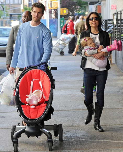 Σάλος στο Διαδίκτυο με την 43χρονη σελέμπριτι που χωράει στα ρούχα της 4χρονης κόρης της -«Στέλνεις λάθος μηνύματα», την κατηγορούν [εικόνες] | iefimerida.gr 2